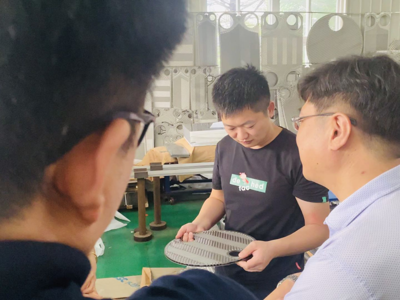 江蘇科技大學(xué)船舶方向碩士生導(dǎo)師進廠進行深入交流并達(dá)成長期合作意向